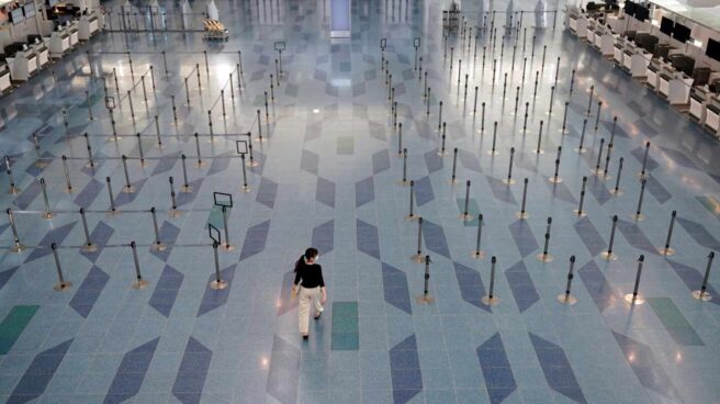 Un pasajeros en el aeropuerto de Tokio-Haneda.