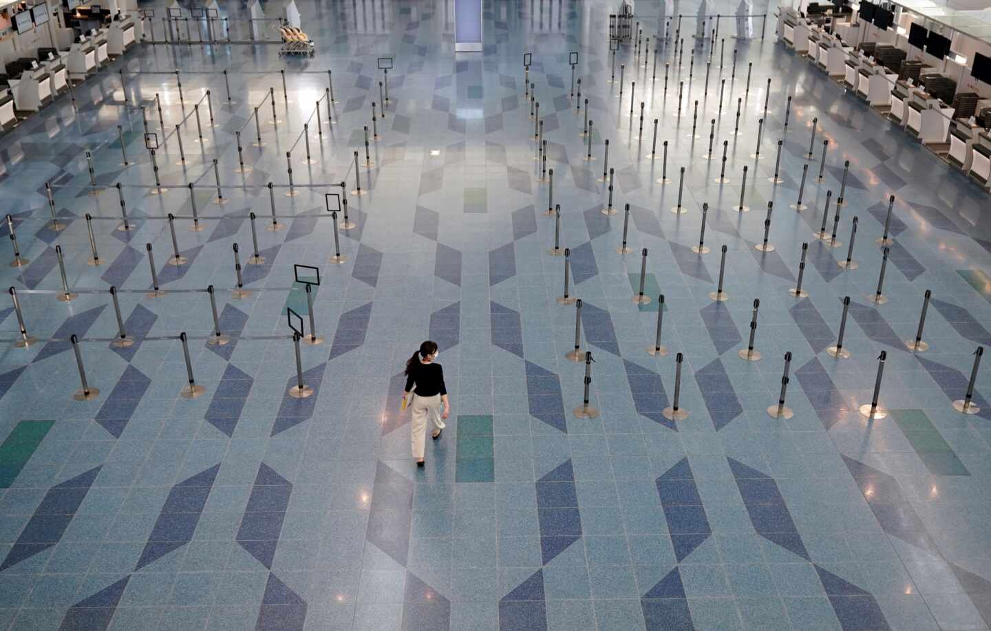 Un pasajeros en el aeropuerto de Tokio-Haneda.