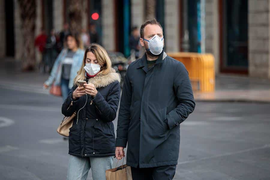 El Gobierno cambia de estrategia y plantea el uso generalizado de mascarillas