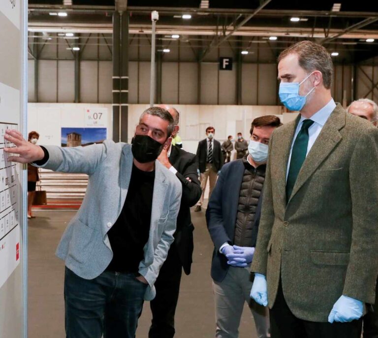 El Rey, con mascarilla y guantes, visita el hospital de Ifema