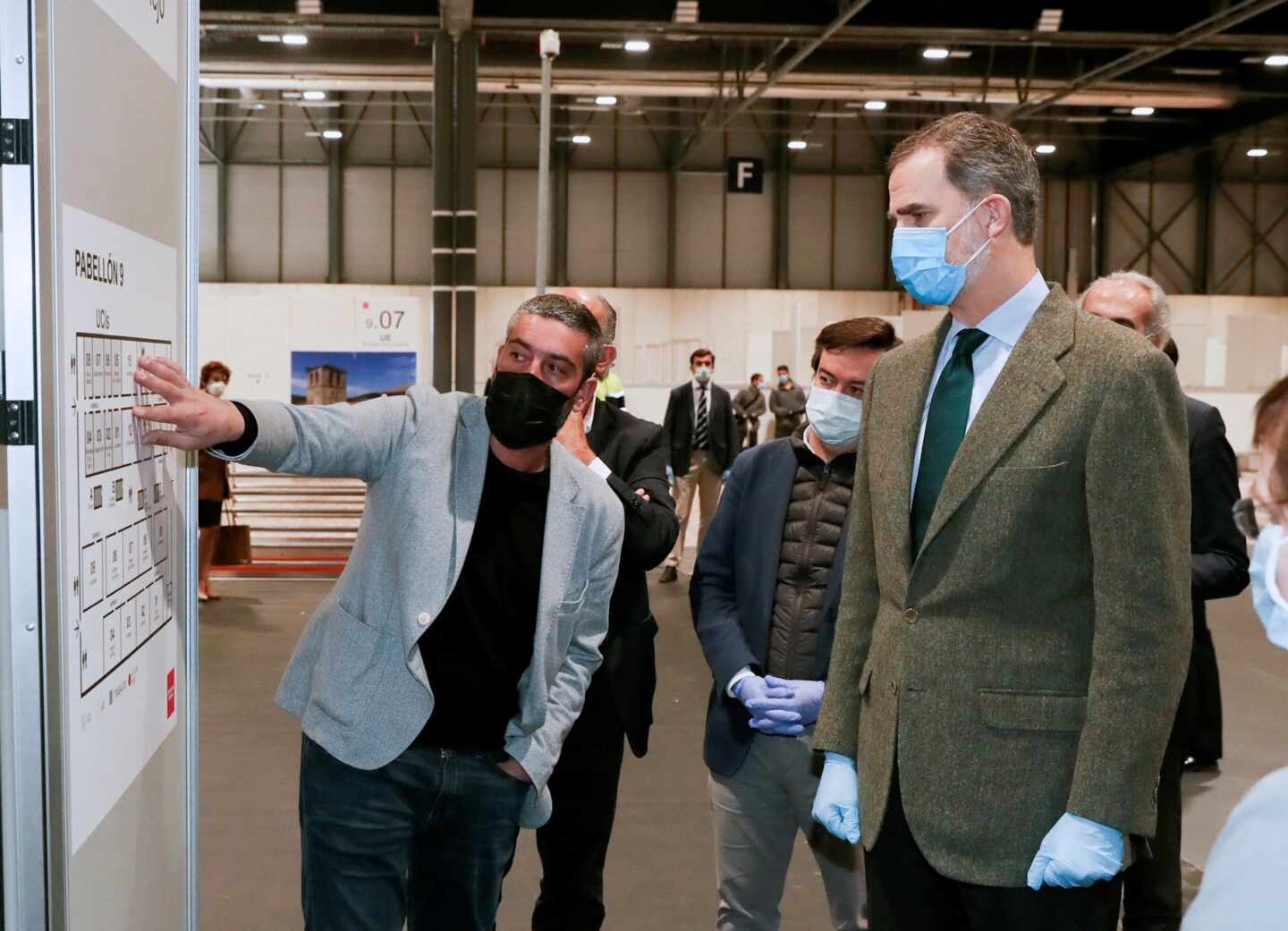 El Rey, con mascarilla y guantes, visita el hospital de Ifema