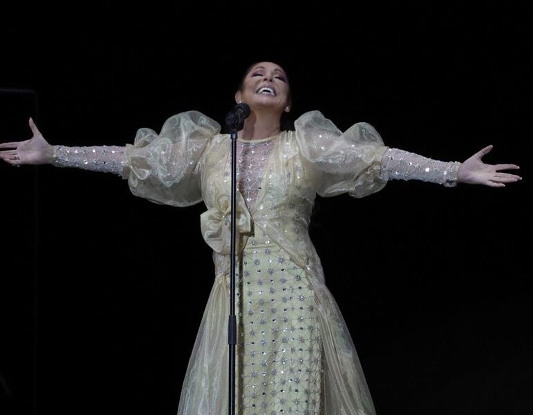 Isabel Pantoja 'sobrevive' al coronavirus en "una noche embrujada"
