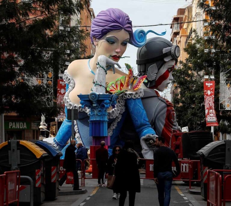 Sanidad suspende las Fallas