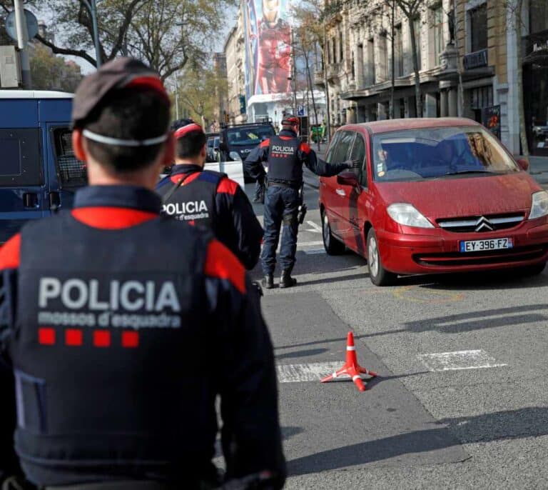 Hallan a una persona escondida en el maletero del coche para esquivar el aislamiento