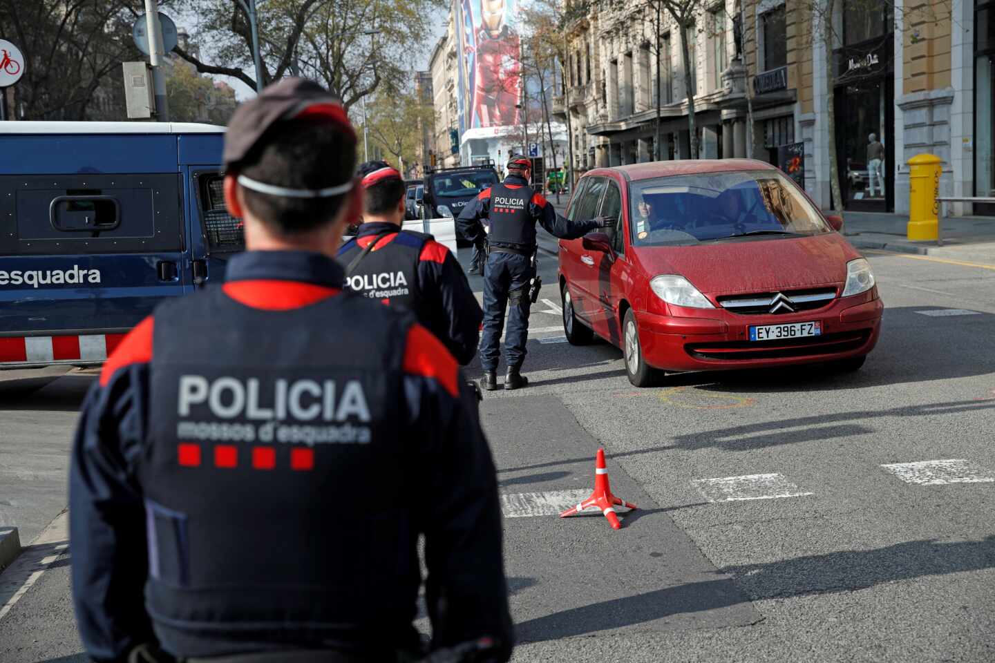 Hallan a una persona escondida en el maletero del coche para esquivar el aislamiento