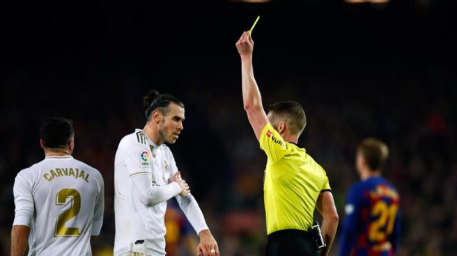 El árbitro Hernández Hernández durante el último clásico disputado en el Camp Nou