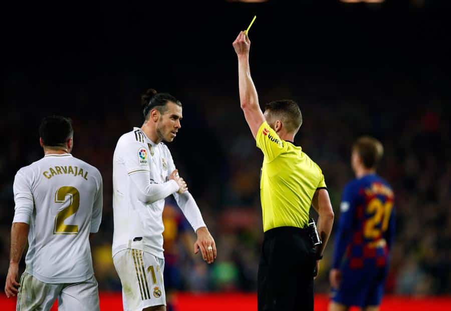 El árbitro Hernández Hernández durante el último clásico disputado en el Camp Nou