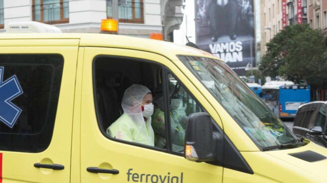 Dos sanitarios en una ambulancia.