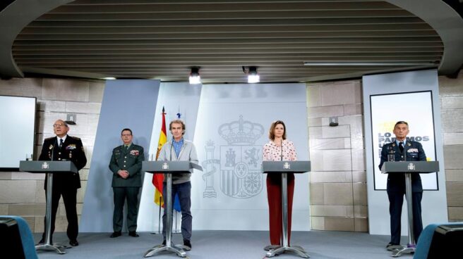 El director del Centro de Coordinación de Alertas y Emergencias Sanitarias, Fernando Simón (3i), acompañado por los portavoces del Comité de Gestión Técnica