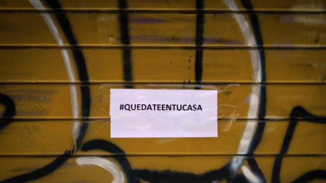Un cartel en un cierre de un comercio cerrado de Barcelona, el pasado domingo.