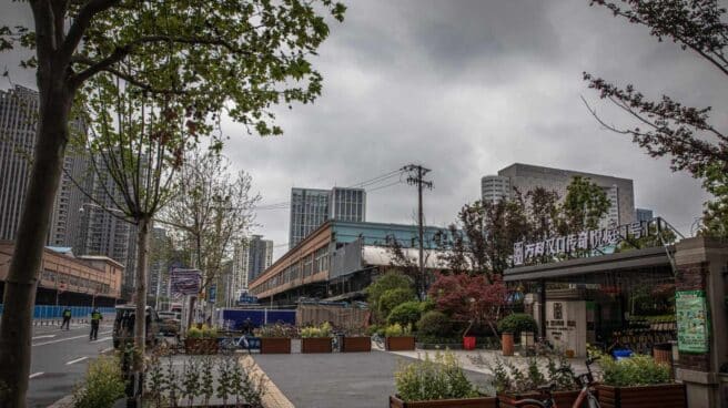 Mercado de Huanan, donde se supone que se transmitió el virus de animales a humanos Mercado de Huanan, donde se supone que se transmitió el virus de animales a humanos
