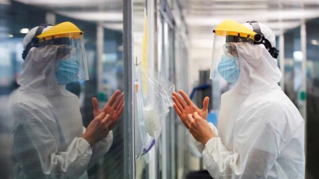 Un profesional sanitario realiza su trabajo con enfermos de la COVID -19 en la UCI del hospital del Mar de Barcelona.