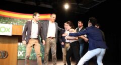 Una activista de Femen irrumpe en el acto de Ortega Smith en Zaragoza al grito de "fascistas feminicidas"