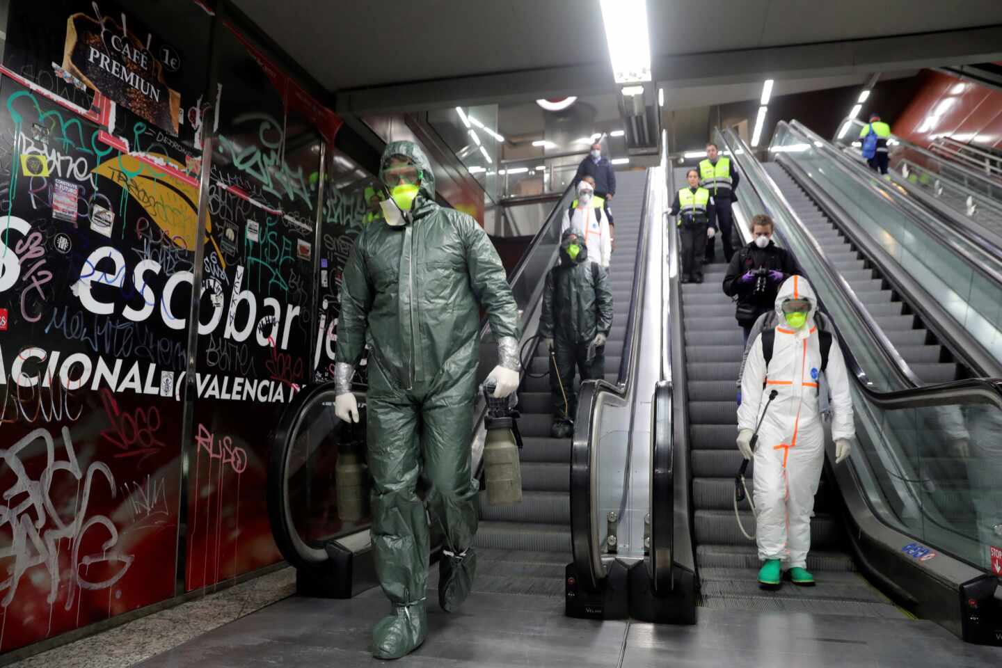 Efectivos de la Unidad Militar de Emergencias (UME) realizan labores de desinfección en el metro de la madrileña Puerta del Sol.