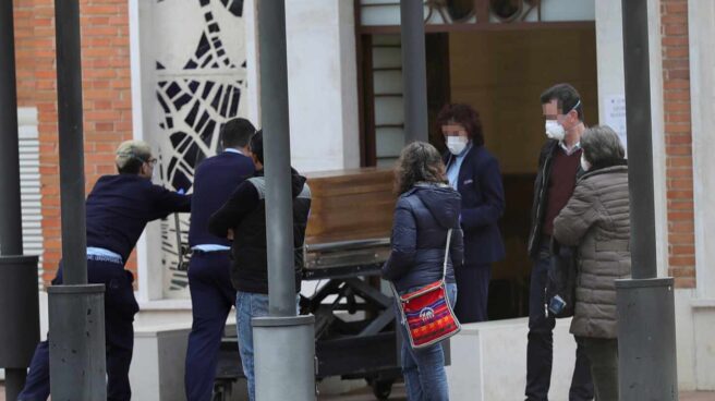 Entrada al crematorio del cementerio de La Almudena en Madrid, este domingo. Entrada al crematorio del cementerio de La Almudena en Madrid, este domingo.