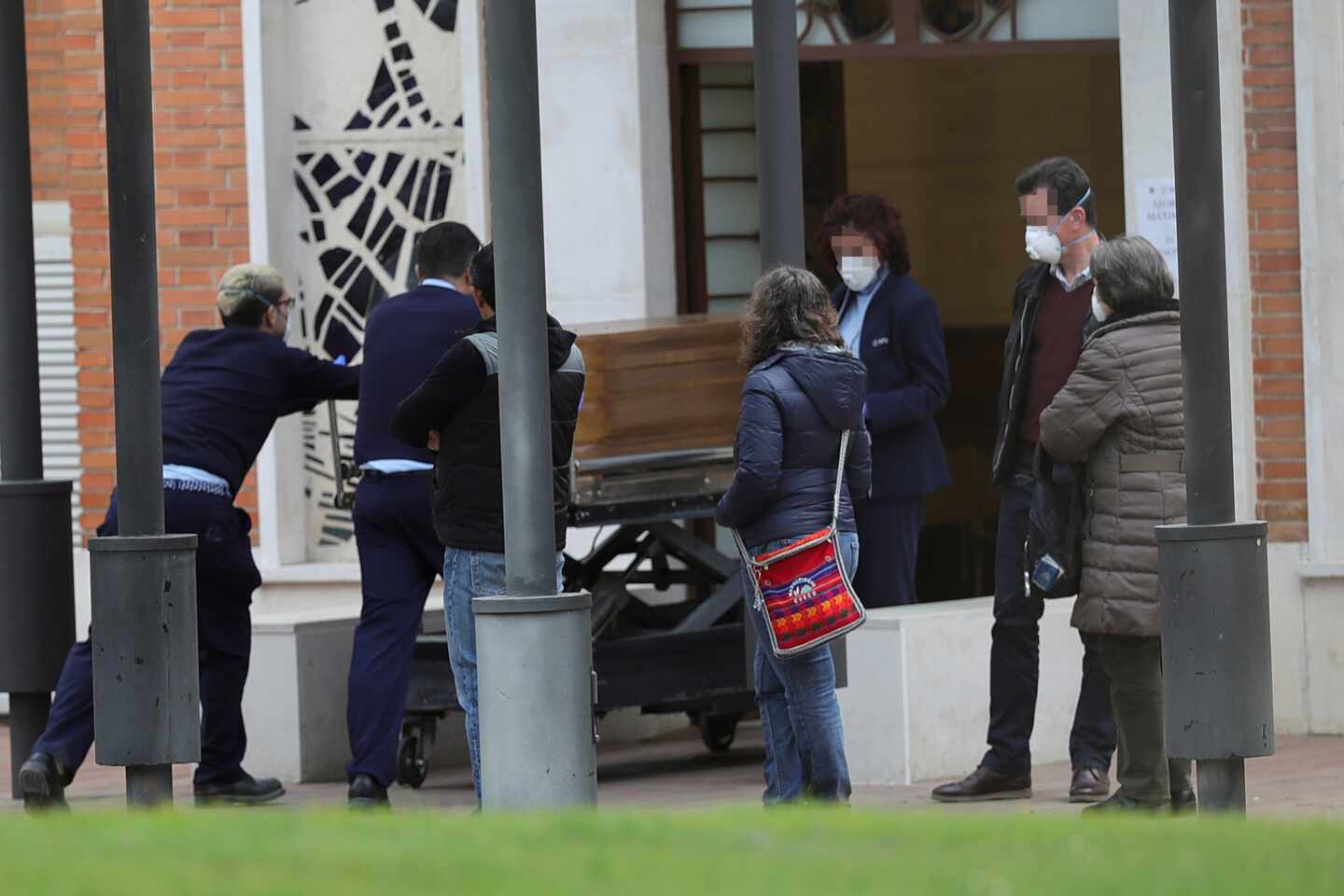 Entrada al crematorio del cementerio de La Almudena en Madrid, este domingo.