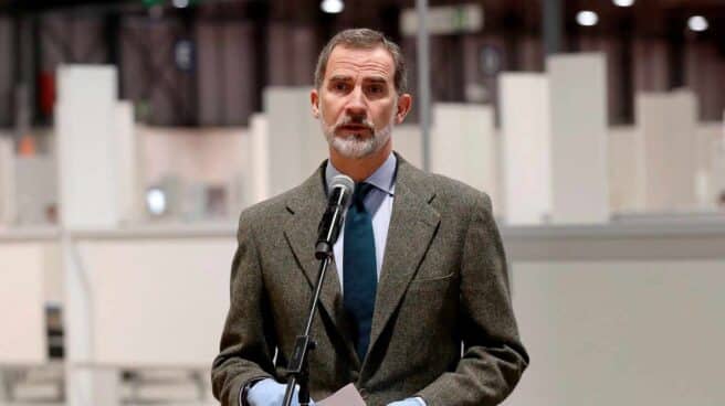 Felipe VI, con mascarilla y guantes, pronuncia unas palabras en su visita a Ifema.
