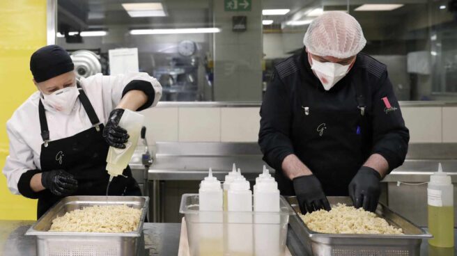 Dos trabajadores en la Fira de Barcelona.