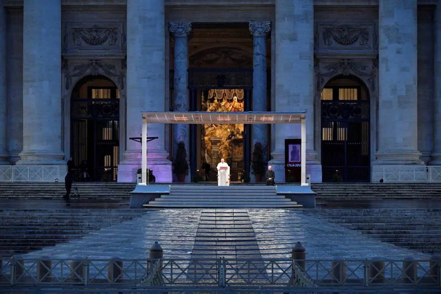 Las históricas imágenes del Papa Francisco rezando ante una plaza de San Pedro vacía