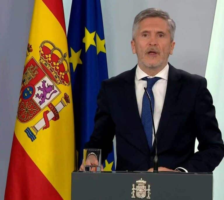 Policías y guardias civiles retan a Marlaska a detallar los medios de protección que ha comprado