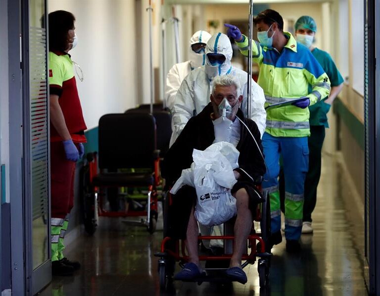 "A un enfermo de 80 años ya no se le ingresa, sabiendo que puede fallecer. Es así de crudo"