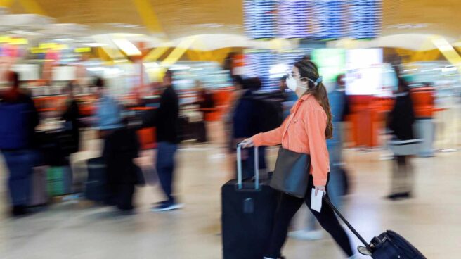 Viajeros en el aeropuerto Madrid-Barajas Adolfo Suárez.