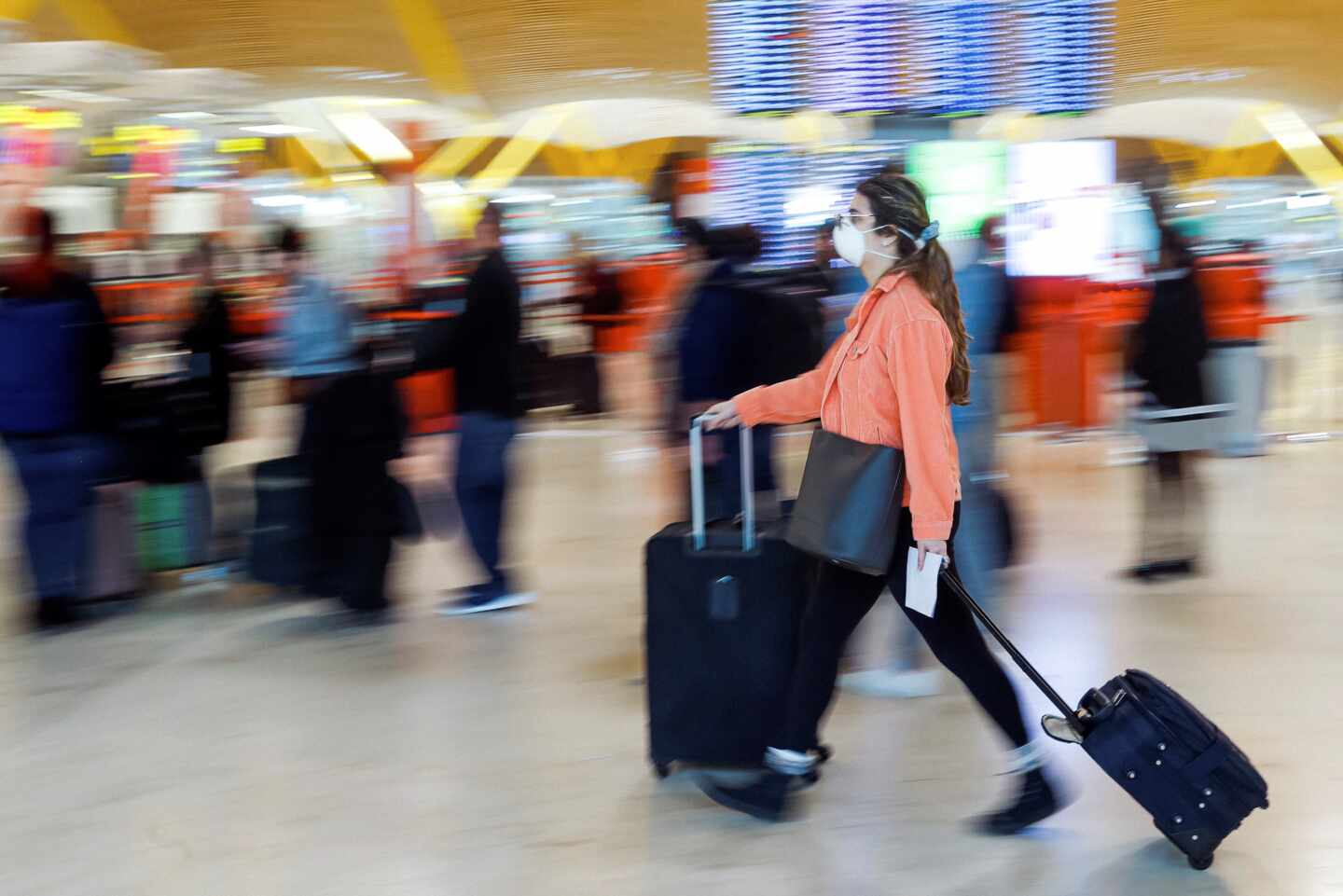 Madrid detecta 32 positivos de pasajeros llegados a Barajas en un mes