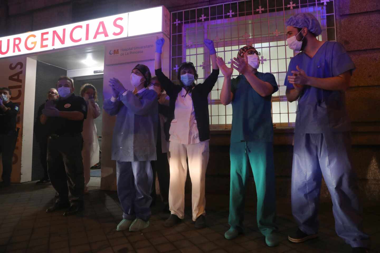 Varios sanitarios del Hospital Universitario de La Princesa SALEN para agradecer los aplausos de los madrileños desde las ventanas y balcones de sus casas.