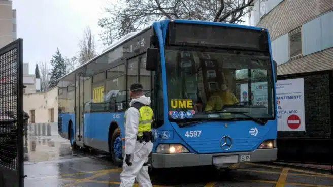 Autobuses de la EMT trasladan pacientes entre hospitales e IFEMA
