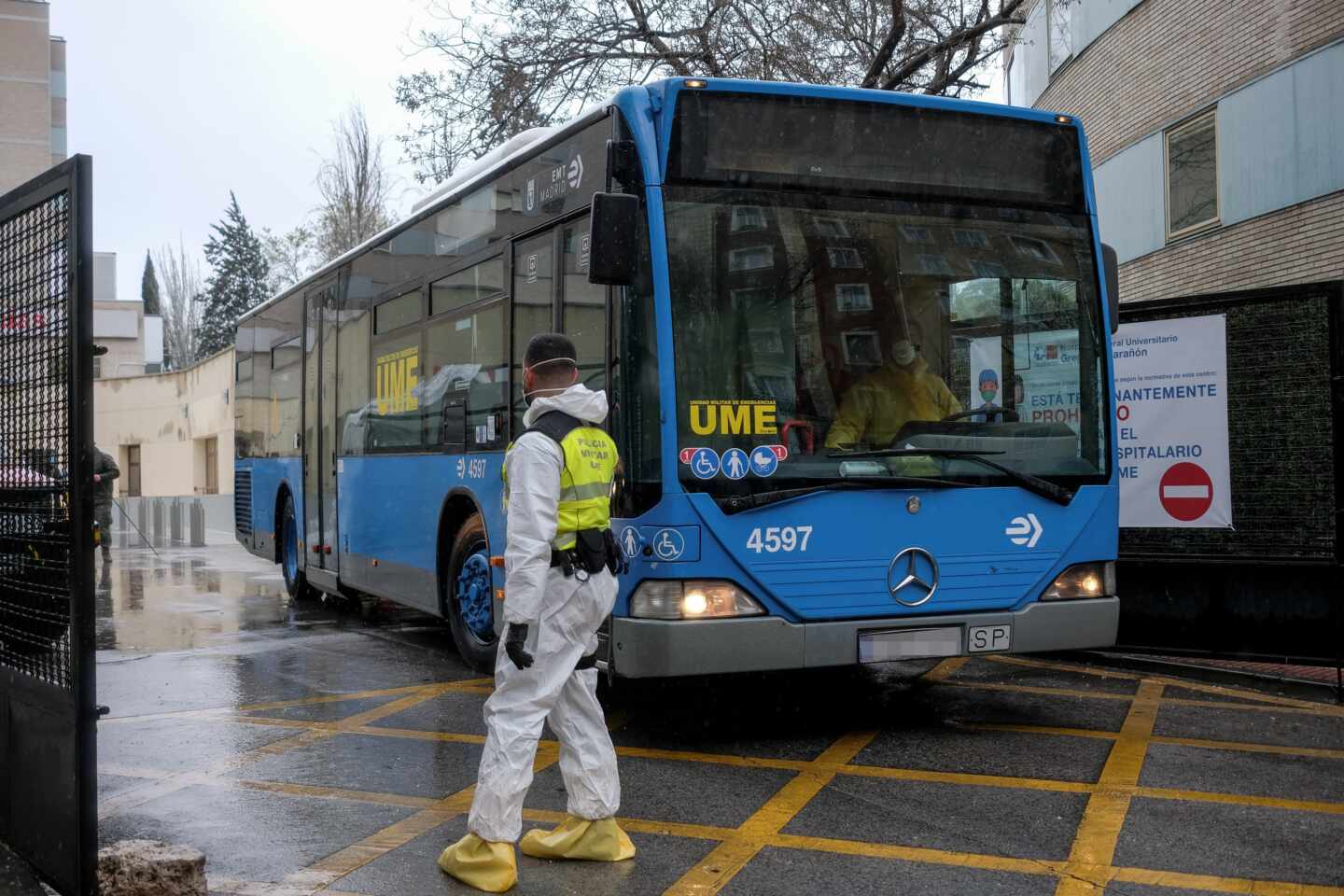 Autobuses de la EMT trasladan pacientes entre hospitales e IFEMA