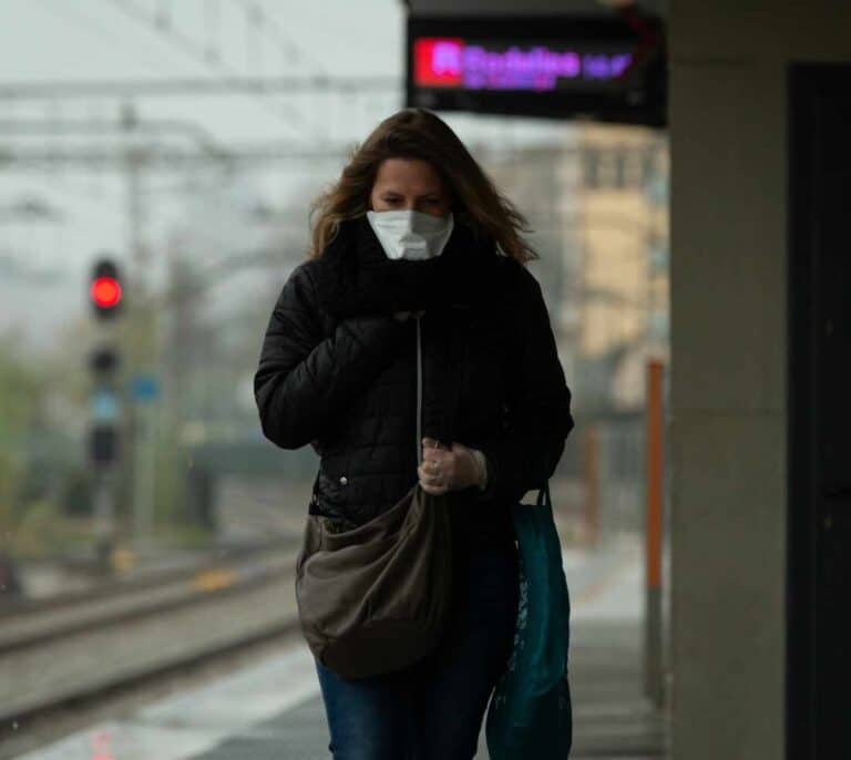 Las aglomeraciones en transportes no justifican dejar de ir al trabajo, según laboralistas