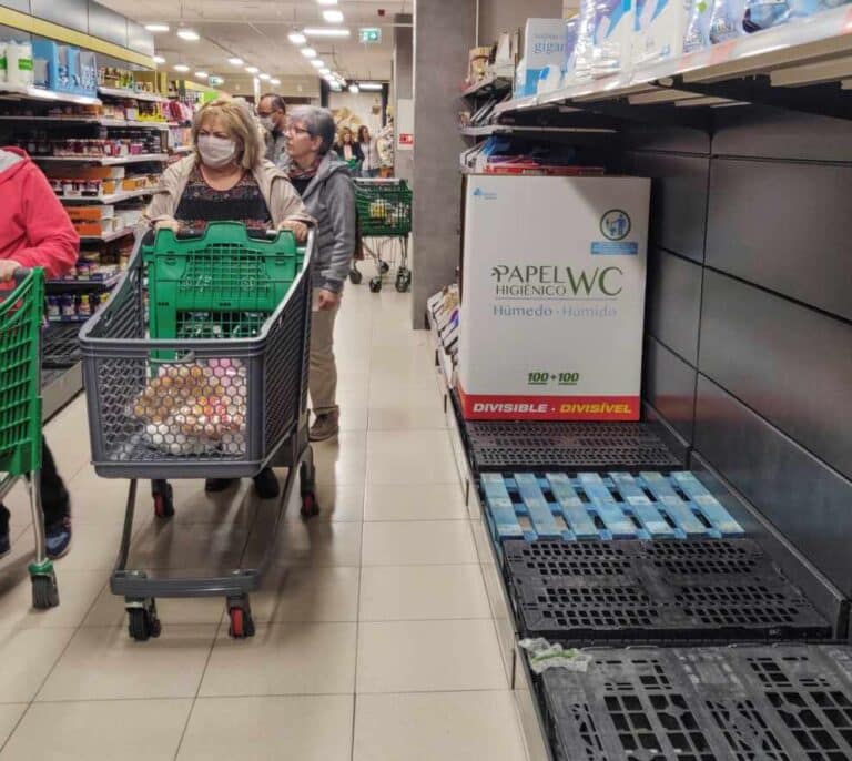 Emergencias de Madrid pide "mantener la calma" en los súper ante las aglomeraciones de este sábado