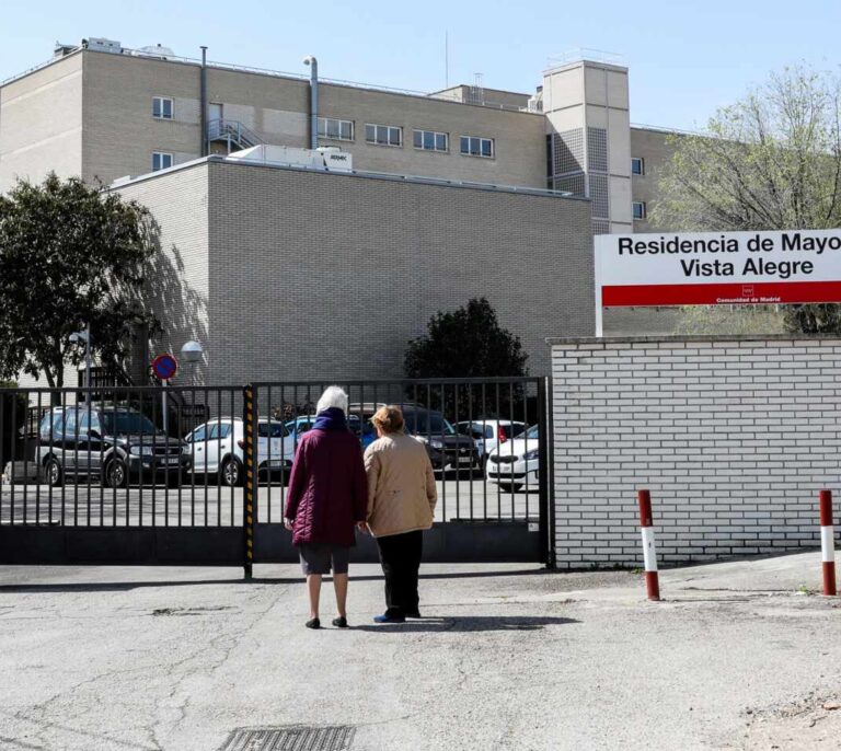 Trabajadores de una residencia de Madrid aseguran que los fallecidos casi triplican los datos oficiales