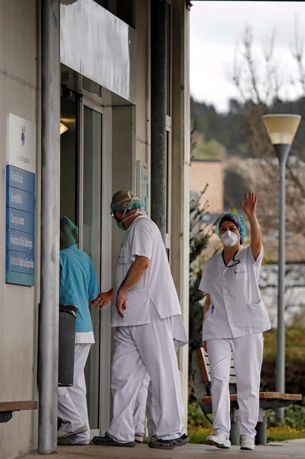 Unos enfermeros entran y salen en un centro de salud