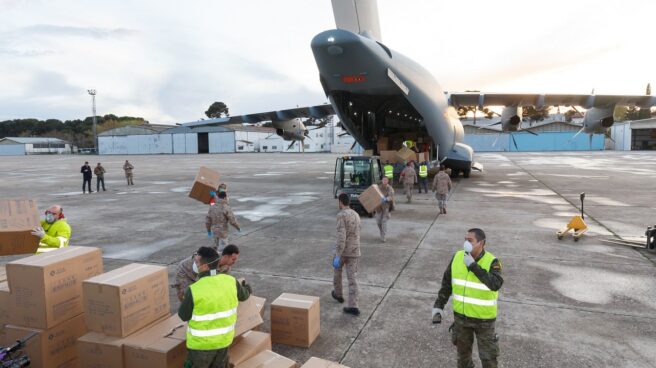 Militares españoles, descargando de un A400M cajas con mascarillas este lunes en la base aérea de Getafe (Madrid).