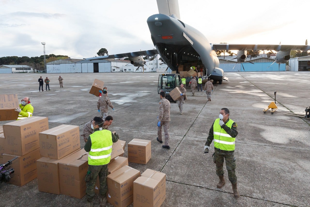 Militares españoles, descargando de un A400M cajas con mascarillas este lunes en la base aérea de Getafe (Madrid).