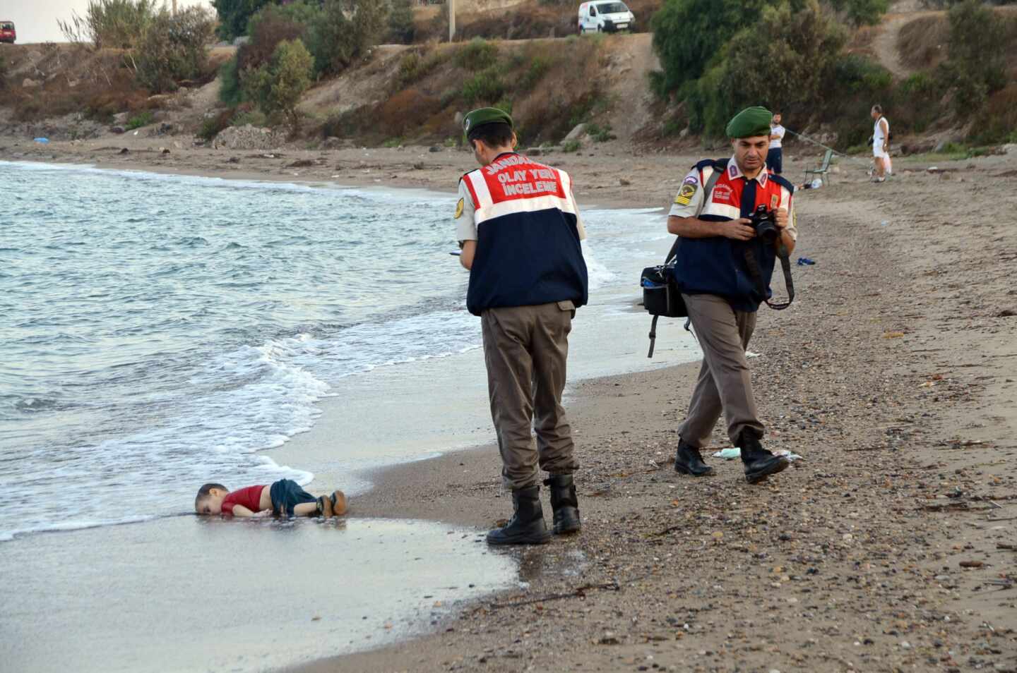 Alan Kurdi yace en la costa de Bodrum, en Turquía, tras el intento fallido de su familia de llegar a Grecia.