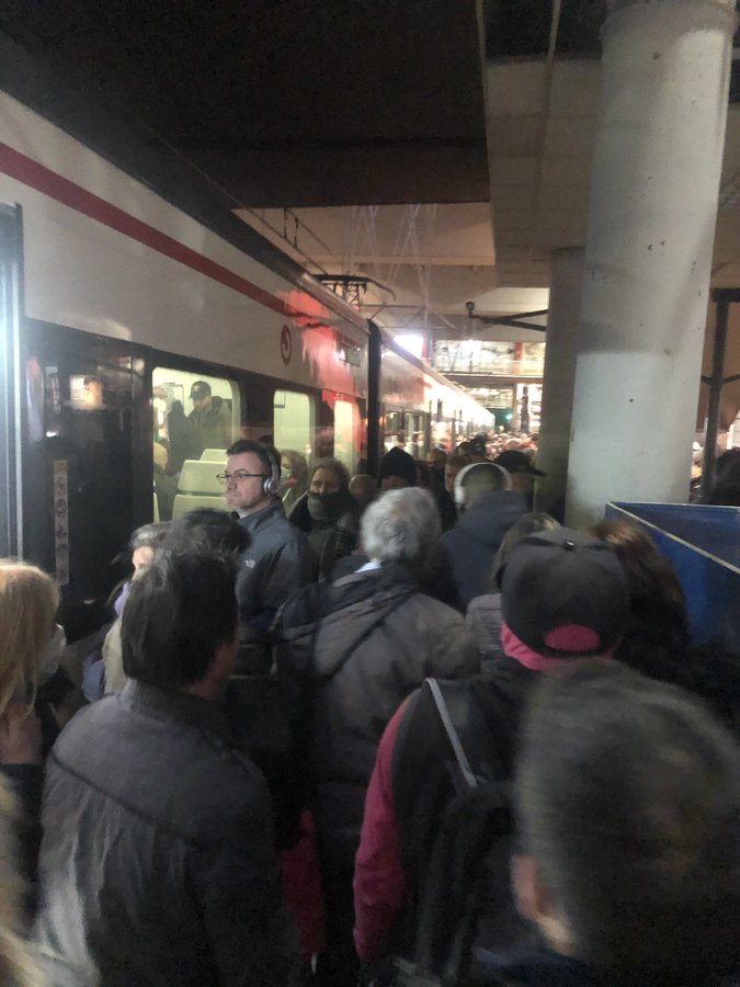 Quejas por aglomeraciones en los Cercanías de Renfe: "Vergüenza"