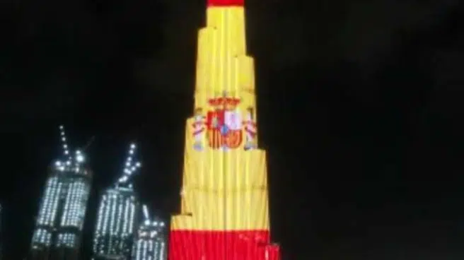 El Burj Khalifa se ilumina con la bandera de España por los sanitarios que luchan contra el virus