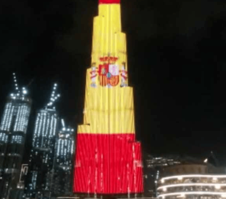 El Burj Khalifa se ilumina con la bandera de España por los sanitarios que luchan contra el virus