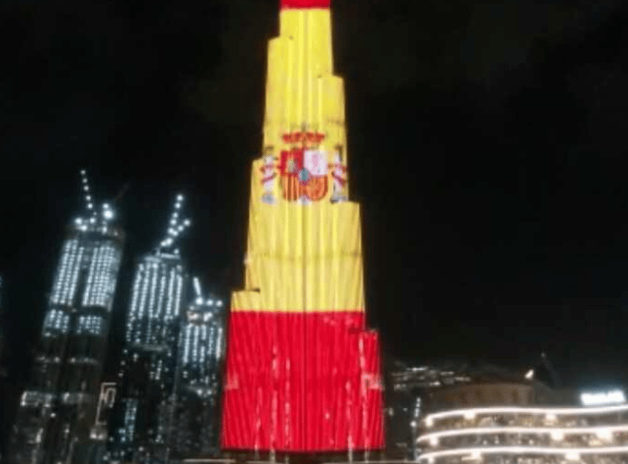 El Burj Khalifa se ilumina con la bandera de España por los sanitarios que luchan contra el virus