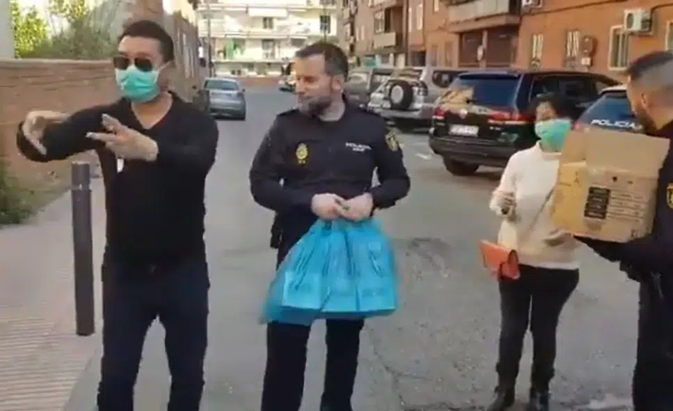 El emocionante regalo de unos ciudadanos chinos a la Policía en Madrid