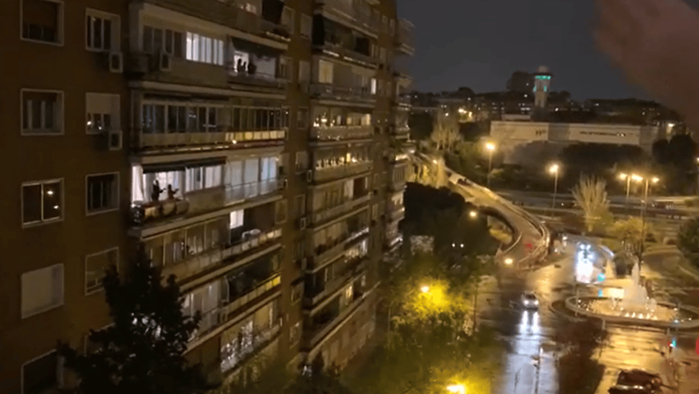 Nueva ovación clamorosa desde los balcones para los sanitarios de España