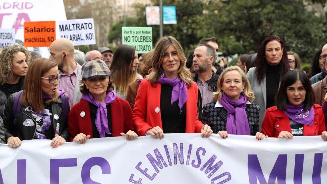 La vicepresidenta Carmen Calvo, la esposa de Pedro Sánchez, Begoña Gómez, y la ministra de Asuntos Económicos, Nadia Calviño, en la manifestación del 8M