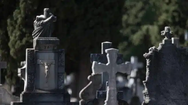 Encuentran a un hombre vagando por un cementerio meses después de su entierro
