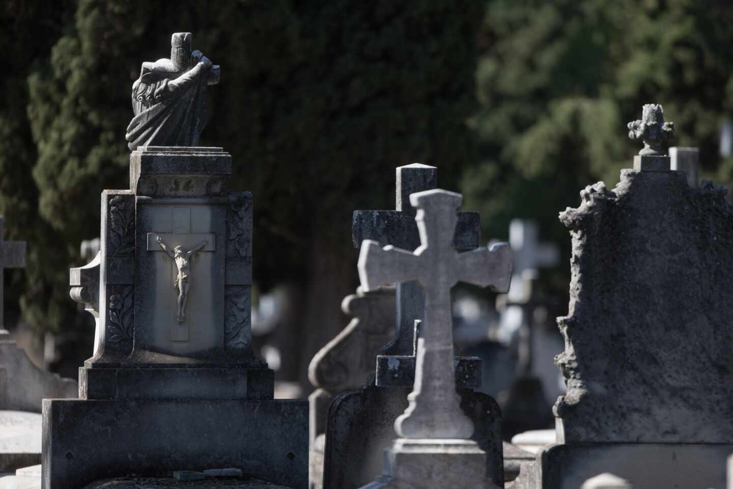 Encuentran a un hombre vagando por un cementerio meses después de su entierro