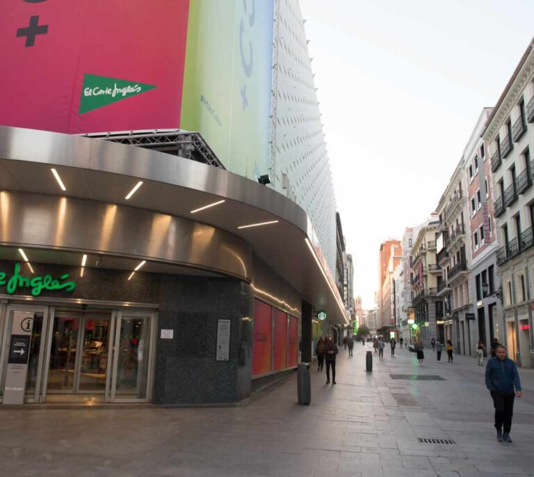 El Corte Inglés e Inditex abren sus puertas sin cita previa y con zonas acotadas