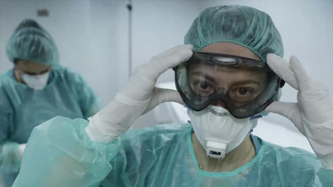 Dos enfermeras se protegen con los equipos para evitar el contagio del coronavirus.