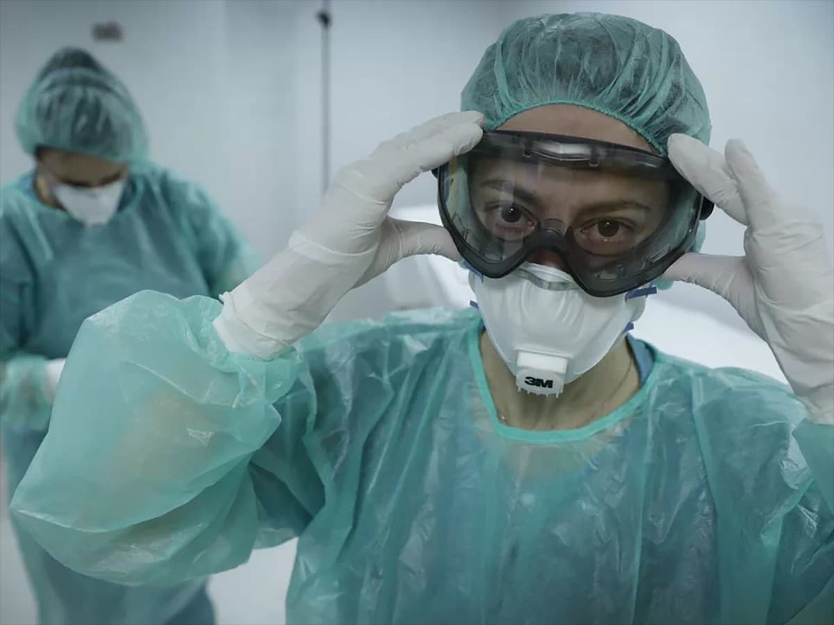 Dos enfermeras se protegen con los equipos para evitar el contagio del coronavirus.