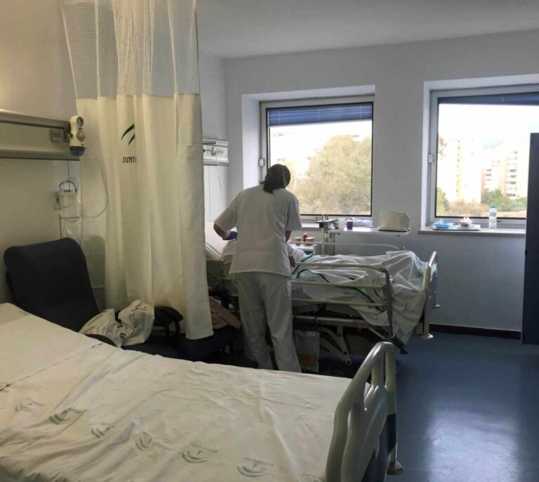 Una enfermera de 52 años, primera víctima mortal del personal sanitario en España